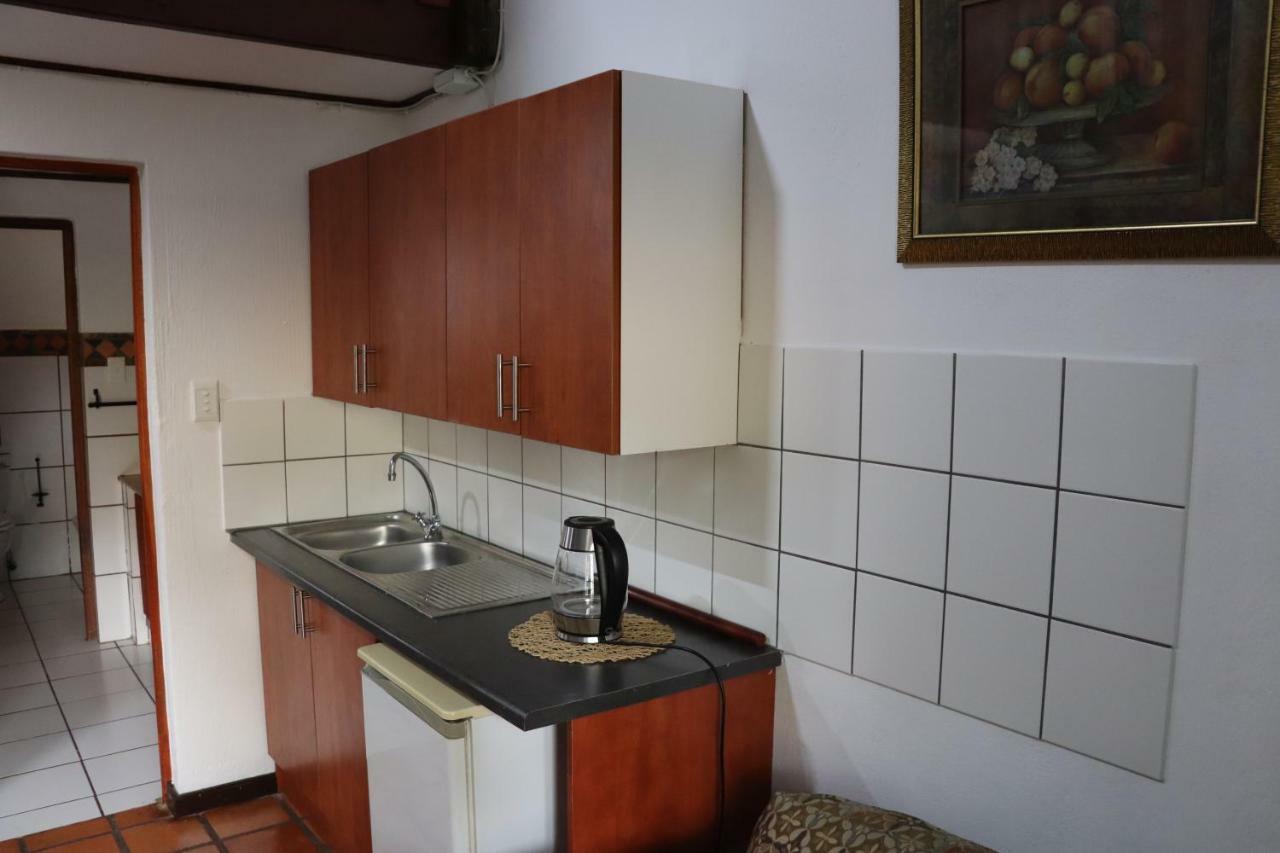 Greenwoods Self-Catering Претория Екстериор снимка